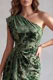 Vestido de cocktail curto bodycon de veludo de um ombro e drapeado