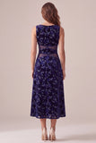 Vestido cocktail midi midi com decote bateau A-Line e veludo estampado azul-marinho com recorte