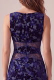 Vestido cocktail midi midi com decote bateau A-Line e veludo estampado azul-marinho com recorte