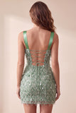 Vestido de cocktail curto verde bodycon decote quadrado com penas e lantejoulas