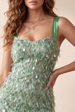 Vestido de cocktail curto verde bodycon decote quadrado com penas e lantejoulas