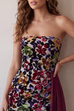 Vestido de cocktail curto bodycon sem alças com estampado de veludo borgonha e drapeado
