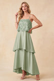 Vestido formal de cetim alto-baixo com alças finas verde-claro com penas