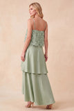 Vestido formal de cetim alto-baixo com alças finas verde-claro com penas