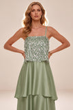 Vestido formal de cetim alto-baixo com alças finas verde-claro com penas