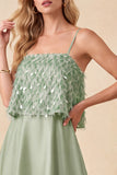 Vestido formal de cetim alto-baixo com alças finas verde-claro com penas