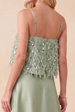 Vestido formal de cetim alto-baixo com alças finas verde-claro com penas