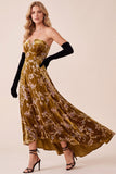 Vestido formal alto-baixo em veludo alto-baixo em ouro mostarda, linha A sem alças, decote em V
