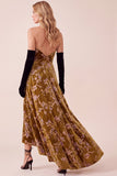 Vestido formal alto-baixo em veludo alto-baixo em ouro mostarda, linha A sem alças, decote em V