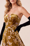 Vestido formal alto-baixo em veludo alto-baixo em ouro mostarda, linha A sem alças, decote em V