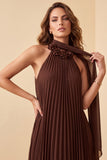 Vestido formal Maxi plissado em chiffon A-Line Chocolate com flor 3D