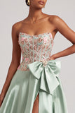 Vestido de Baile de Finalistas Verde Espartilho A-Line A-Strapless de Cetim Aplicações Sem Alças com Laço e Fenda