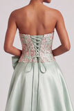 Vestido de Baile de Finalistas Verde Espartilho A-Line A-Strapless de Cetim Aplicações Sem Alças com Laço e Fenda