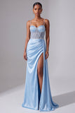 Vestido de baile longo de finalista azul claro com alças finas, alças finas, cetim franzido, com fenda
