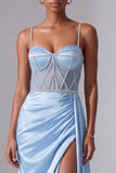 Vestido de baile longo de finalista azul claro com alças finas, alças finas, cetim franzido, com fenda