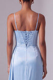 Vestido de baile longo de finalista azul claro com alças finas, alças finas, cetim franzido, com fenda