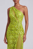 Vestido de baile de finalistas com um ombro verde lantejoulas franzidas em tule e fenda