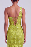Vestido de baile de finalistas com um ombro verde lantejoulas franzidas em tule e fenda