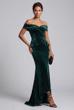 Vestido de mãe da noiva com uma bainha verde escura sobre o ombro