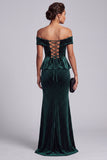 Vestido de mãe da noiva com uma bainha verde escura sobre o ombro