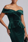 Vestido de mãe da noiva com uma bainha verde escura sobre o ombro