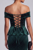 Vestido de mãe da noiva com uma bainha verde escura sobre o ombro