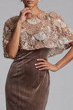 Chocolates Sheath Veludo de gola redonda Lantejoulas Vestido comprido de mãe da noiva com capa