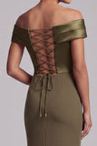 Vestido midi midi com folhos no ombro com folhos e fenda lateral