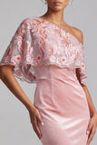 Vestido de Mãe da Noiva Maxi de veludo de um ombro com bainha cor-de-rosa e bordado