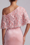 Vestido de Mãe da Noiva Maxi de veludo de um ombro com bainha cor-de-rosa e bordado