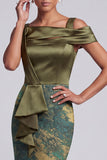 Vestido longo de mãe da noiva com estampado assimétrico de ombros azeitona, com folhos