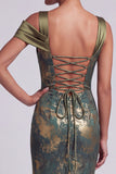 Vestido longo de mãe da noiva com estampado assimétrico de ombros azeitona, com folhos