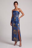 Vestido longo de mãe da noiva com folhos azul escuro e sem alças, com abertura lateral