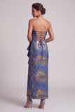 Vestido longo de mãe da noiva com folhos azul escuro e sem alças, com abertura lateral