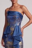 Vestido longo de mãe da noiva com folhos azul escuro e sem alças, com abertura lateral