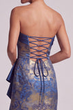 Vestido longo de mãe da noiva com folhos azul escuro e sem alças, com abertura lateral