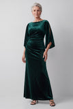 Vestido de mãe da noiva verde escuro com decote bateau, bainha e missangas, com mangas esvoaçantes