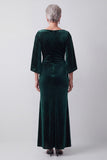 Vestido de mãe da noiva verde escuro com decote bateau, bainha e missangas, com mangas esvoaçantes