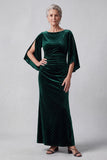 Vestido de mãe da noiva verde escuro com decote bateau, bainha e missangas, com mangas esvoaçantes