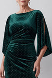 Vestido de mãe da noiva verde escuro com decote bateau, bainha e missangas, com mangas esvoaçantes