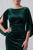 Vestido de mãe da noiva verde escuro com decote bateau, bainha e missangas, com mangas esvoaçantes