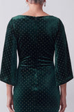 Vestido de mãe da noiva verde escuro com decote bateau, bainha e missangas, com mangas esvoaçantes