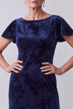 Vestido longo de mãe da noiva com gola batida, decote azul-marinho, veludo floral, mangas esvoaçantes