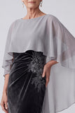 Vestido de mãe da noiva com bordado de veludo preto, lantejoulas franzidas com gola bata e capa de chiffon