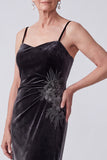 Vestido de mãe da noiva com bordado de veludo preto, lantejoulas franzidas com gola bata e capa de chiffon