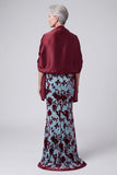 Vestido Longo de Mãe da Noiva Veludo Veludo Azul Lago com Capa