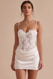 Espartilho branco bodycon de cetim com alças finas, vestido branco curto com flor 3D