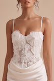 Espartilho branco bodycon de cetim com alças finas, vestido branco curto com flor 3D