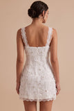 Branco Bodycon com gola embulhada, apliques florais, vestido branco curto com renda