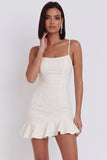 Vestidinho branco branco justo, decote quadrado com folhos e folhos